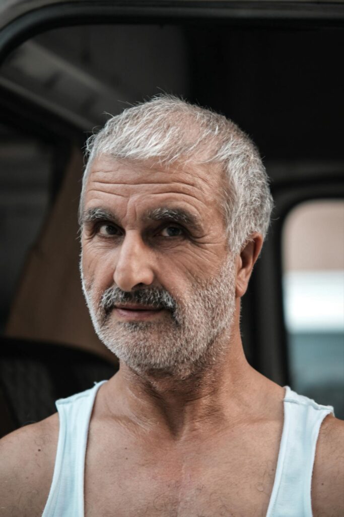 Waarom jonge mensen grijze haren krijgen